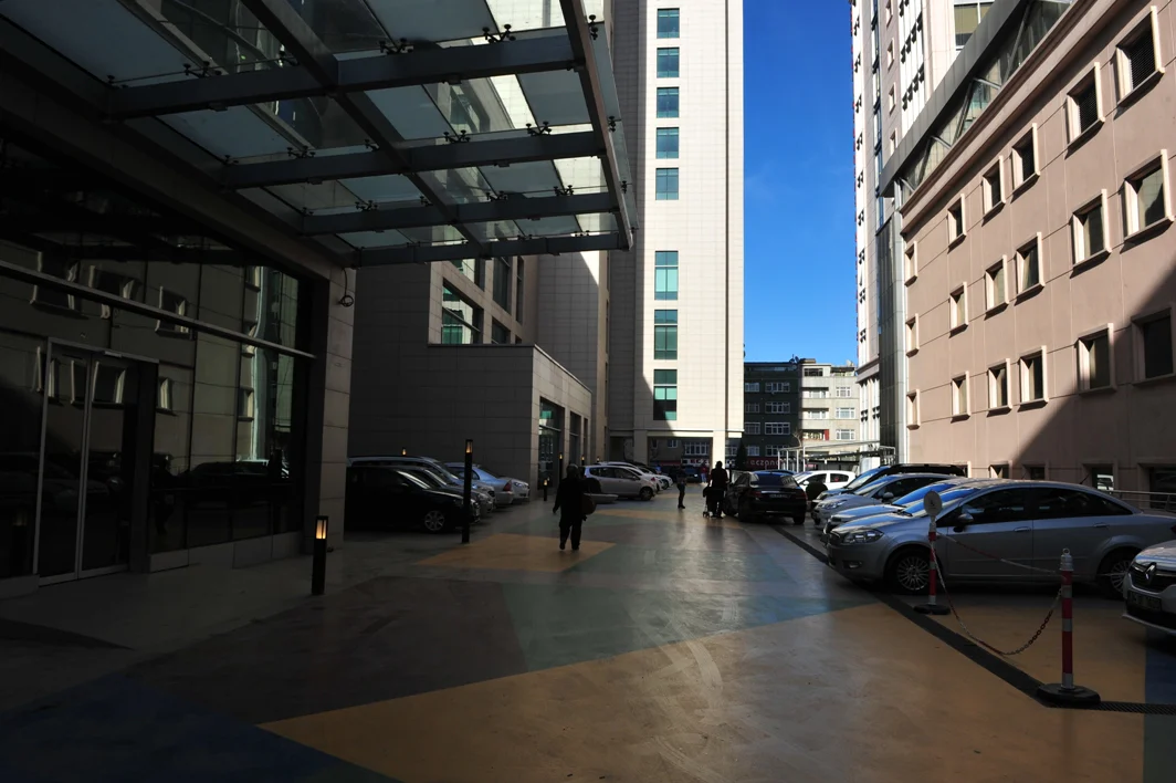 Medical Park Gaziosmanpaşa Hastanesi’nin giriş saçağı ve açık alan düzenlemesi